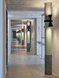 Ve společných prostorech se dbalo na kvalitu prostorovou i designovou. (Konverze sladu vína na komunitní bydlení; Esch Sintzel Architekten)