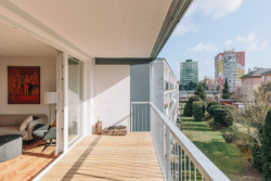 Re:architekti opravili fasádu a přidali nové lodžie paneláku v pražské Hostivaři