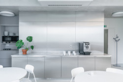 Nová moderní kuchyňka (Kanceláře Pudis; studio COSMO)