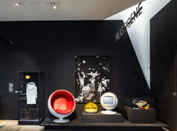 Vitra Design Museum představuje výstavu věnovanou minulosti i budoucnosti plastu