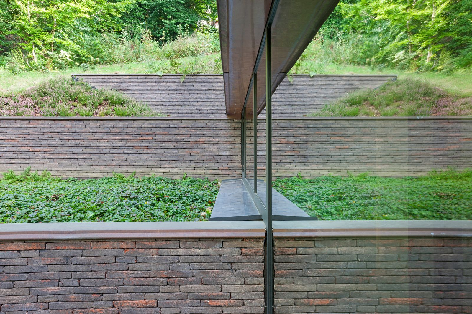 Jednotlivé úrovně budovy definují cohlové zdi, foto