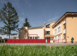 Kulturní prostor před ZUŠ Pečky od Alžběty P. Brůhové: Architektka Alžběta Brůhová o nově upraveném místě hovoří jako o „kulturním prostoru“