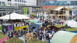 Trh před Klokgebouw.