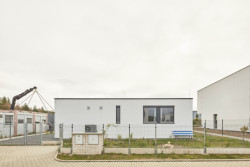 Dům odkazuje na industriální historii území. (Chytrý dům v Dobříši, 0,5 Studio)