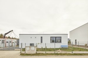 Dům odkazuje na industriální historii území. (Chytrý dům v Dobříši, 0,5 Studio)