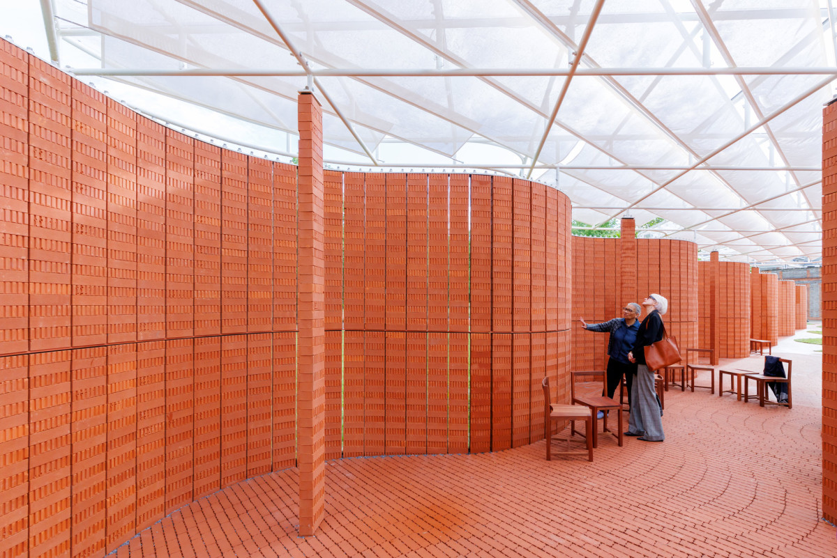 Tvar stěny umožňuje klást cihly na sebe užší stranou a přitom zachovat stabilitu a ještě ušetřit materiál. (Serpentine Pavilion 2026; LANZA atelier)