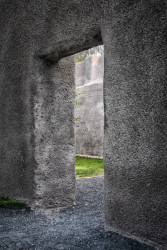 Původní vstup do domu zajištěný betonovou skořepinou