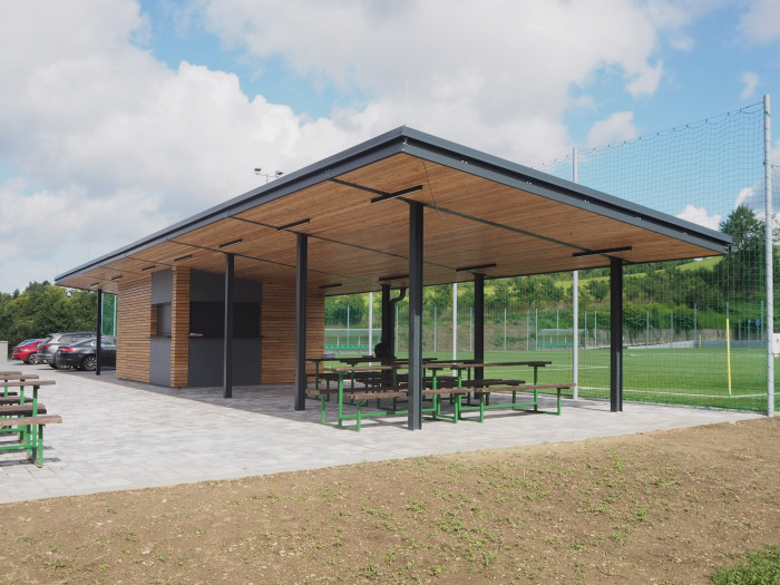 Architekti ze studia Liprojekt doplnili sportovní areál v obci Vidče o bufet s posezením a kryté pódium
