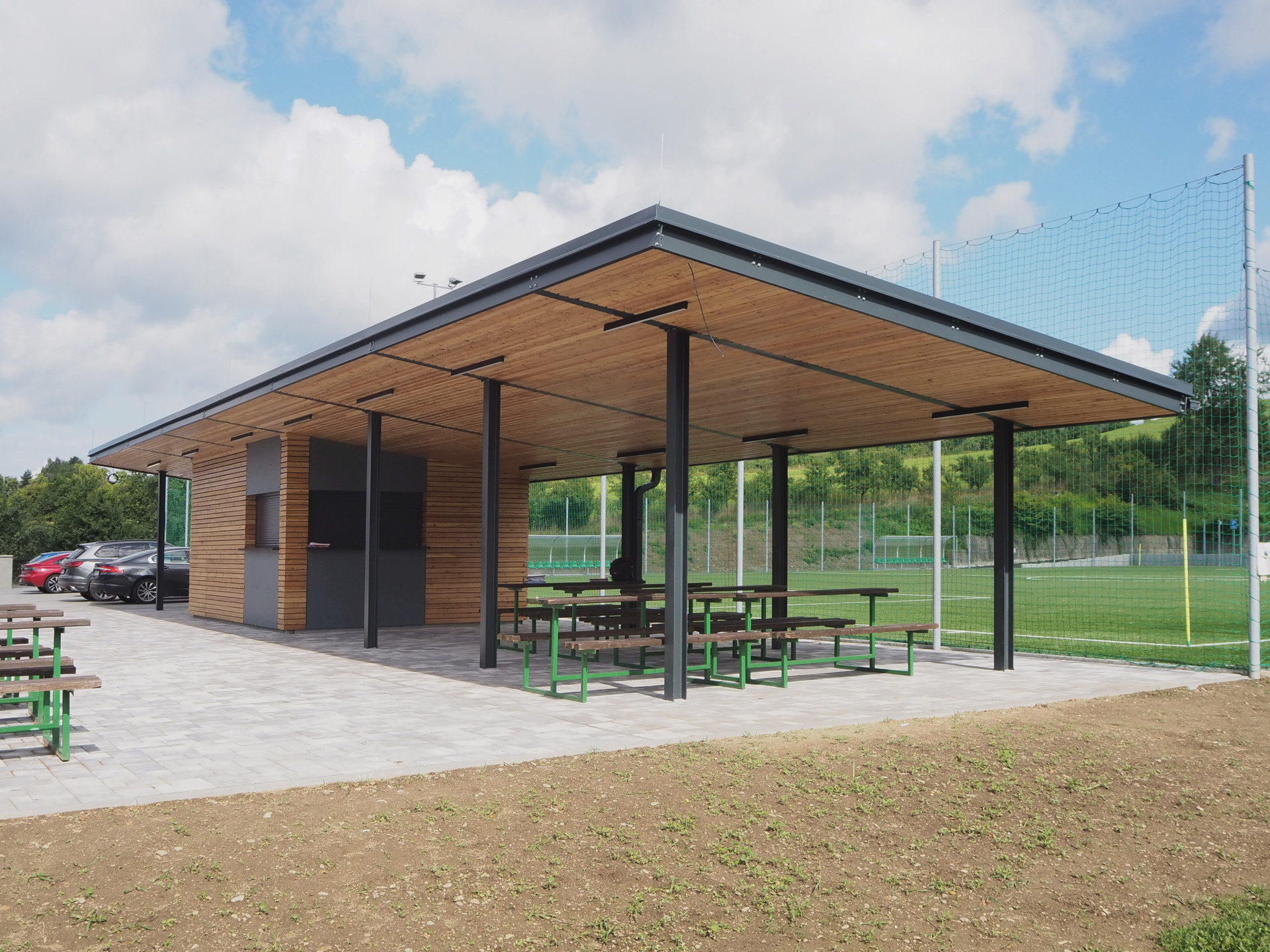 Architekti ze studia Liprojekt doplnili sportovní areál v obci Vidče o bufet s posezením a kryté pódium