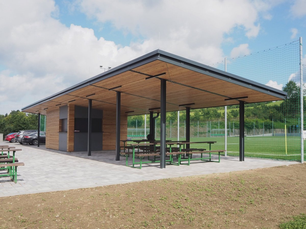 Architekti ze studia Liprojekt doplnili sportovní areál v obci Vidče o bufet s posezením a kryté pódium