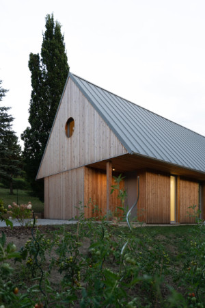 Roh domu, který chrání vchod. (Dům mezi stromy; Studio COSMO)