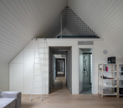 Čistě bílé podkroví (Rodinný dům v Břevnově; OTA atelier)