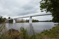 Lávka má údajně připomínat tenkou bílou linku, která nenarušuje panorama Prahy. Při pohledu na lávku z dálky je jasné, že tohoto cíle bylo dosaženo. Je ale otázkou, jak dlouho velké bílé plochy odolají nájezdu sprejerů a graffiti . Buď bude potřeba most často čistit anebo musíme doufat, že mu čmáranice na eleganci neuberou. Architekt Adam Gebrian dokonce na svém facebookovém profilu napsal "Okamžitě bych z toho udělal Open air graffiti galerii. Jen za rok smazat, vyčistit a znovu. Ten most to unese."