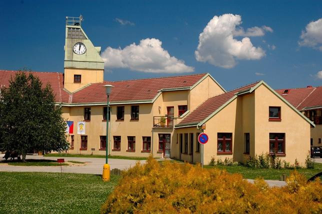 V dětském stacionáři u Českých Budějovic se mísí práce s archetypem a nadsázkou. Objekt a jeho části jsou místy záměrně zdeformované a pracují s historizujícími prvky v nových souvislostech jak je pro postmoderní architekturu typické.