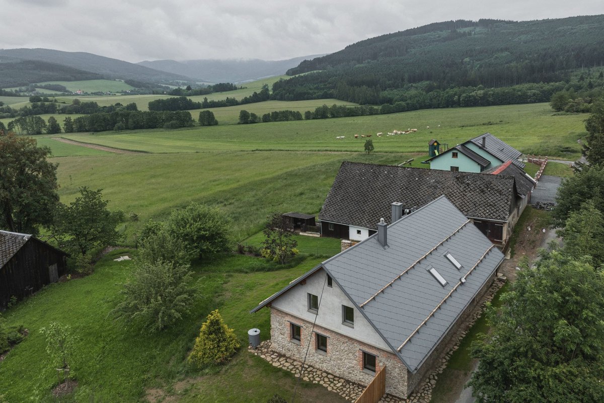Tento dům na Šumavě byl zhruba před 150 lety postaven z kamene. (Rekonstrukce rodinného domu na Šumavě, Archport)