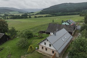 Tento dům na Šumavě byl zhruba před 150 lety postaven z kamene. (Rekonstrukce rodinného domu na Šumavě, Archport)
