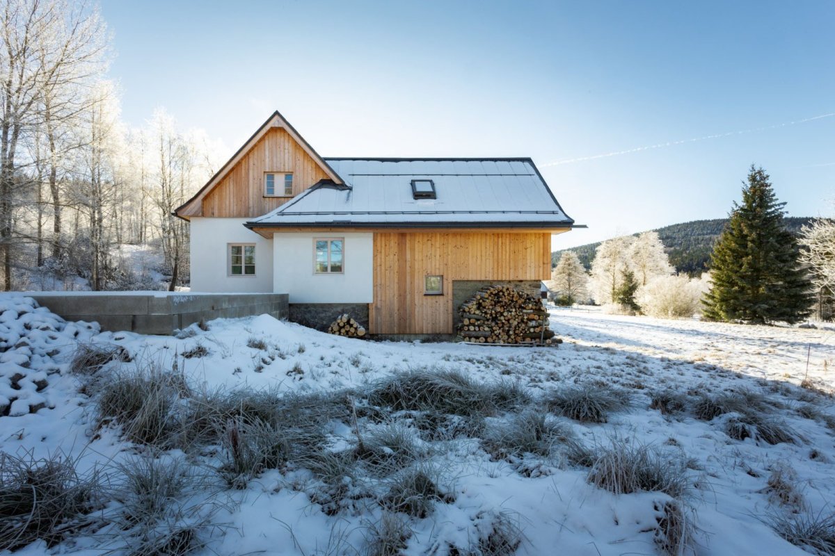 Chata Lipka v zimě (Chata Lipka na Šumavě, Harazim Karel Architektura)