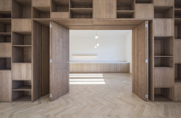 DEVOTO realizovalo interiérové vybavení rekonstrukce secesního bytu na Masarykově nábřeží (martin cenek architecture)