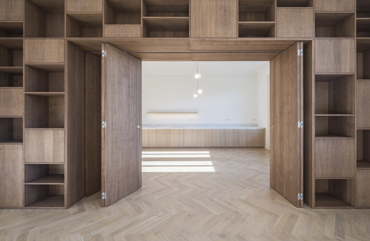 DEVOTO realizovalo interiérové vybavení rekonstrukce secesního bytu na Masarykově nábřeží (martin cenek architecture)