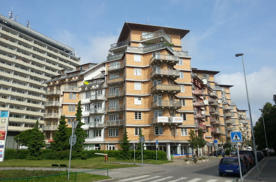 V areálu se nachází jeden uzavřený blok vymezený ostře se zalamujícími bytovými domy. Sám Vlado Milunić říká, že chtěl svou architekturou, která svým způsobem až absurdně pracuje s římsami, valbovými střechami a lodžiemi vylepšit „málo vábná sídliště". „Přestože jsem ve srovnání s Tančícím domem za Petřiny nedostal žádné ocenění, vážím si areálu Hvězda přes určité nedostatky mnohem více. Mám za to, že areál Hvězda udělal ze sídliště Petřiny mnohem lepší adresu, která mimo jiné rozhodla, že na Petřiny povede nová trasa metra," vyjádřil se Vlado Milunić.