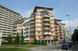 V areálu se nachází jeden uzavřený blok vymezený ostře se zalamujícími bytovými domy. Sám Vlado Milunić říká, že chtěl svou architekturou, která svým způsobem až absurdně pracuje s římsami, valbovými střechami a lodžiemi vylepšit „málo vábná sídliště". „Přestože jsem ve srovnání s Tančícím domem za Petřiny nedostal žádné ocenění, vážím si areálu Hvězda přes určité nedostatky mnohem více. Mám za to, že areál Hvězda udělal ze sídliště Petřiny mnohem lepší adresu, která mimo jiné rozhodla, že na Petřiny povede nová trasa metra," vyjádřil se Vlado Milunić.