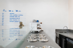 Interiér zmrzlinárny v Brně od architektky Barbory Kudelové