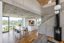 Dům ve Zlíně dokazuje, že i na svahu může být pohodlný dům se snadným přístupem na zahradu.