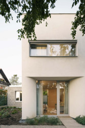 Okna jsou vsazena hlouběji do dispozice obývacího pokoje, čímž jsou velkorysé prosklené plochy přirozeně chráněné proti přímému světlu. (Rodinný dům v Radotíně, Papundekl architekti)