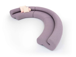 Pohovka Gruuve navržená Patricií Urquiolou, vyrábí Moroso