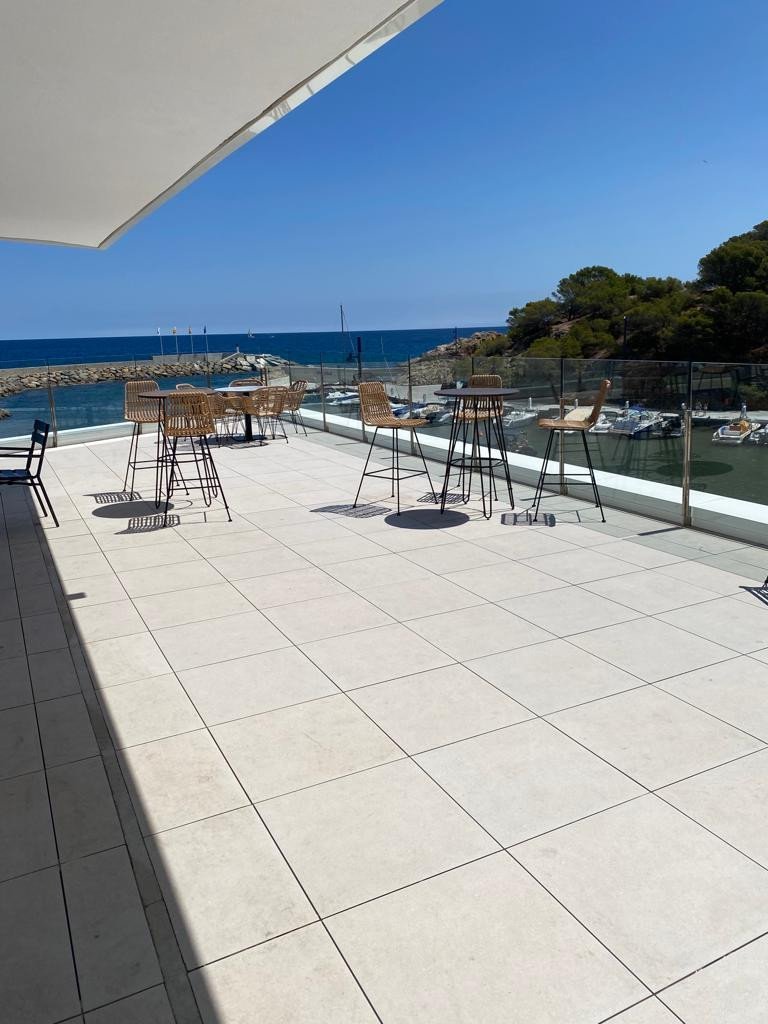 Zrekonstruovaná hlavní budova klubu Club Nàutic Port d'Aro v Platja d'Aro se nachází přímo na promenádě v Port d'Aro. Značka RAKO dodala dlaždice Piazetta Outdoor v šedé a béžové barvě pro kvalitní provedení venkovního prostoru