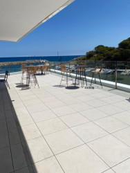 Zrekonstruovaná hlavní budova klubu Club Nàutic Port d'Aro v Platja d'Aro se nachází přímo na promenádě v Port d'Aro. Značka RAKO dodala dlaždice Piazetta Outdoor v šedé a béžové barvě pro kvalitní provedení venkovního prostoru