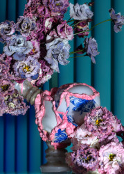 Aranžmá Roberta Bartolena rozhodně nejsou konvenční kytice, ale spíš prostorové objekty. Řadu z nich bude možné vidět na veletrhu Flora Olomouc poslední dubnový víkend.