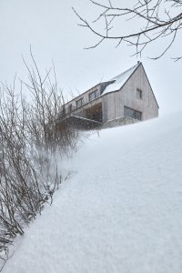 Chalupa v Dolní Malé Úpě, mar.s architects: také poloha na pozemku odpovídá starým zvyklostem