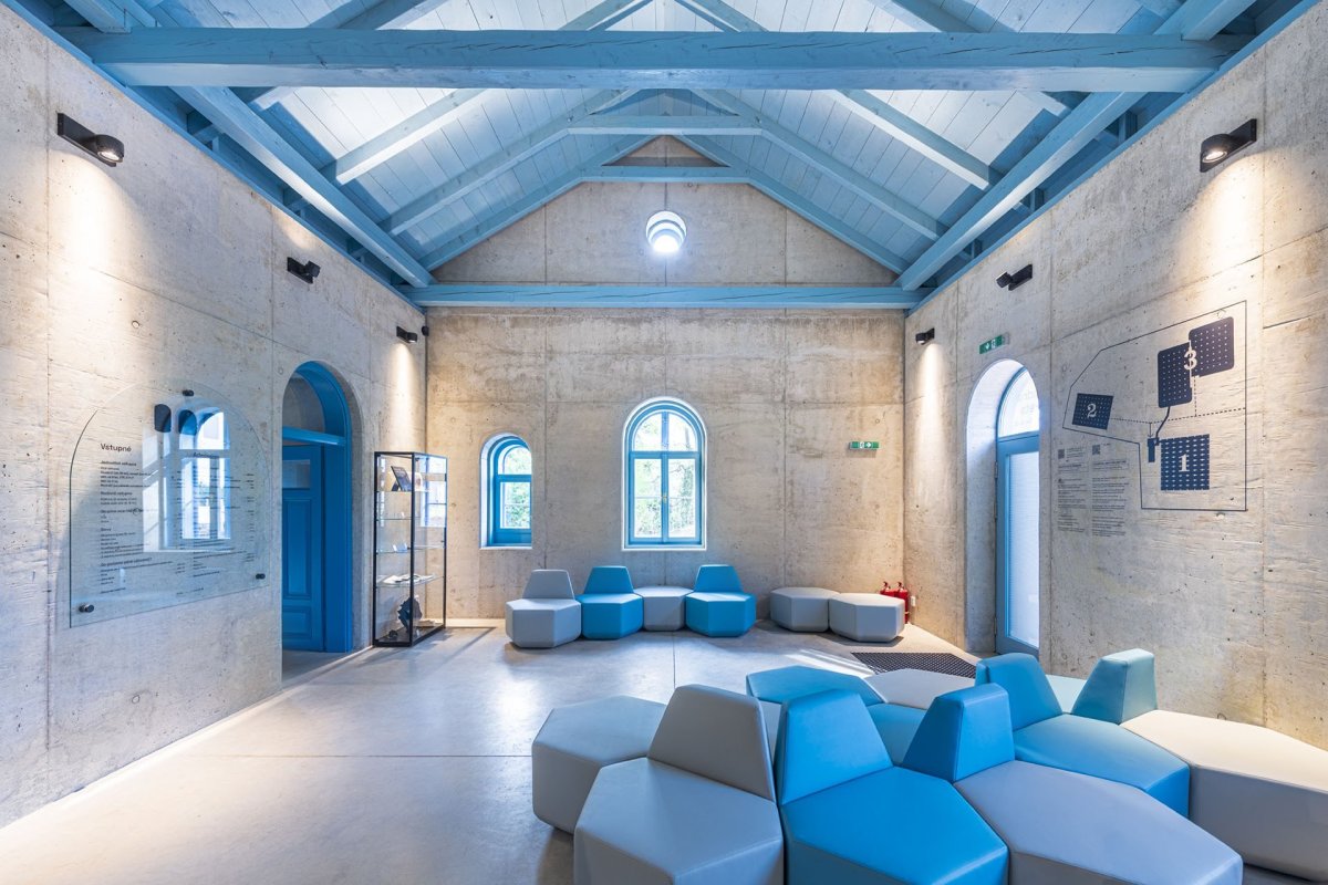 Z domu hlídače se chodí do vodojemů a prodávají se v něm také lístky. (Rekonstrukce areálu vodojemů na Žlutém kopci v Brně, David Prudík architekti)