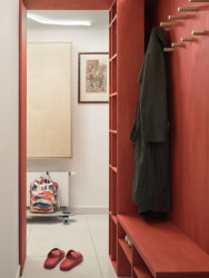 Detail věšáků na bundy a kabáty s botníkem (Bydlení na 37 metrech čtverečních; hurá studio)