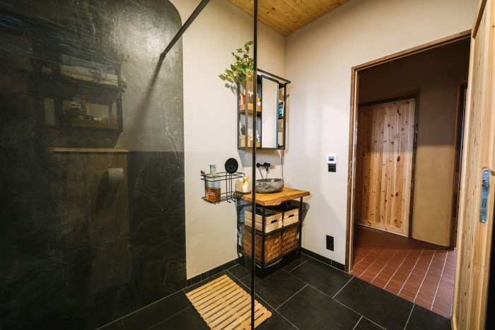 Hliněné omítky se hodí do většiny místností, včetně kuchyní a koupelen, avšak ne do přímého kontaktu s vodou.