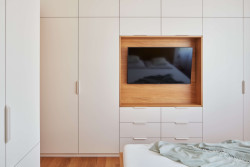 Ložnice navazuje na materiály zvolené pro obývací část - dubové dřevo v kombinaci se šedobéžovou. (Rekonstrukce bytu ve Strašnicích, MENU architekti)