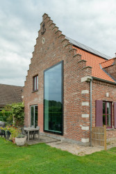 Tradiční dům dostal nádech současnosti - především svojí proporcí, která je nadměrná a na čelní stěně překvapivá.