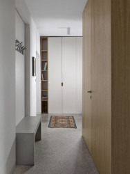 Rekonstrukce bytu a bytového domu Nový Svet, ARCHITEKTI mikulaj & mikulajová - Dubové dřevo dominuje celému interiéru