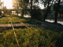 Dodnes územím vedou zbytky tzv. holešovické přístavní dráhy. (Park U Vody v Praze-Holešovicích, YYYY)