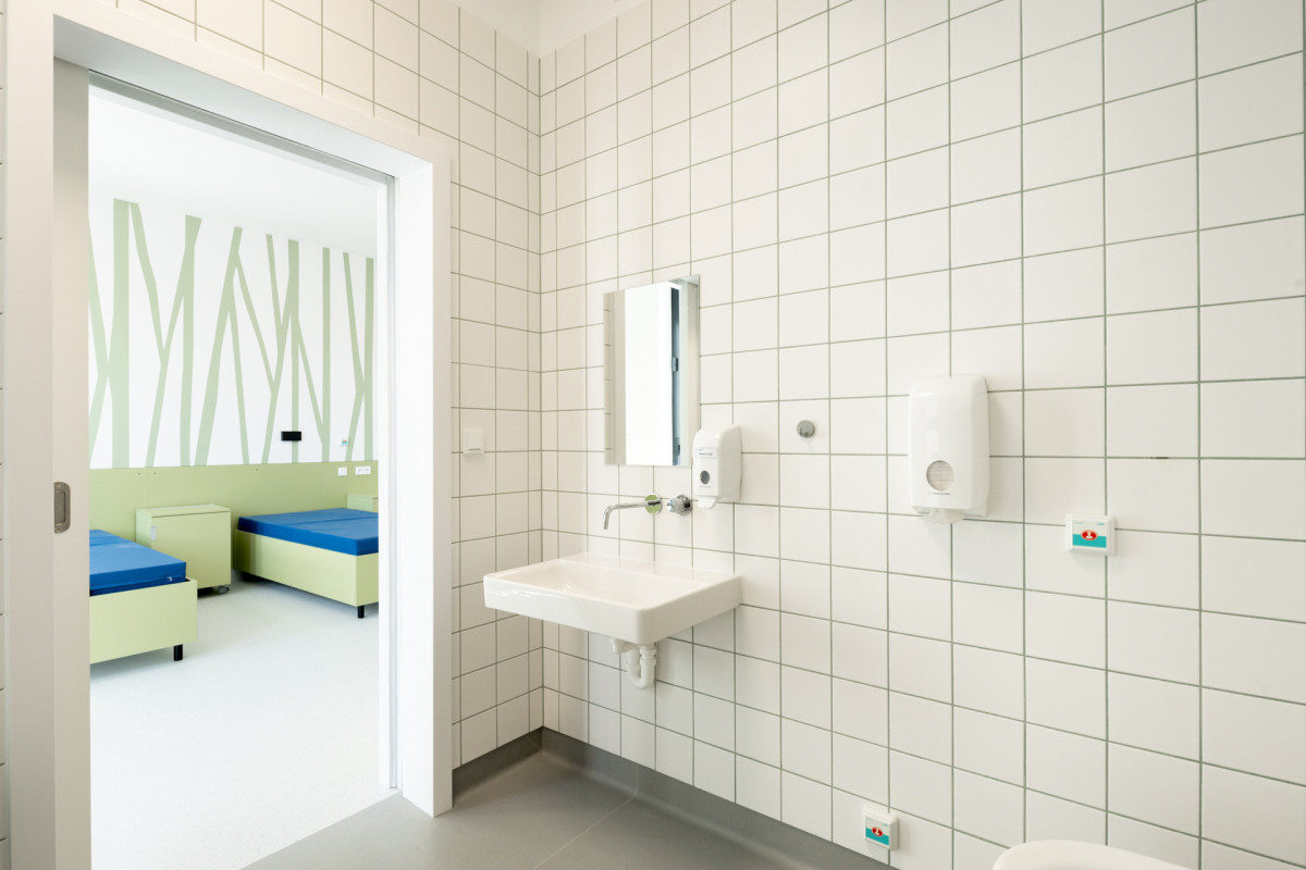 Sociální zařízení (Pavilon psychiatrie v Ostrově od KOMA MODULAR; interiéry petit atelier)