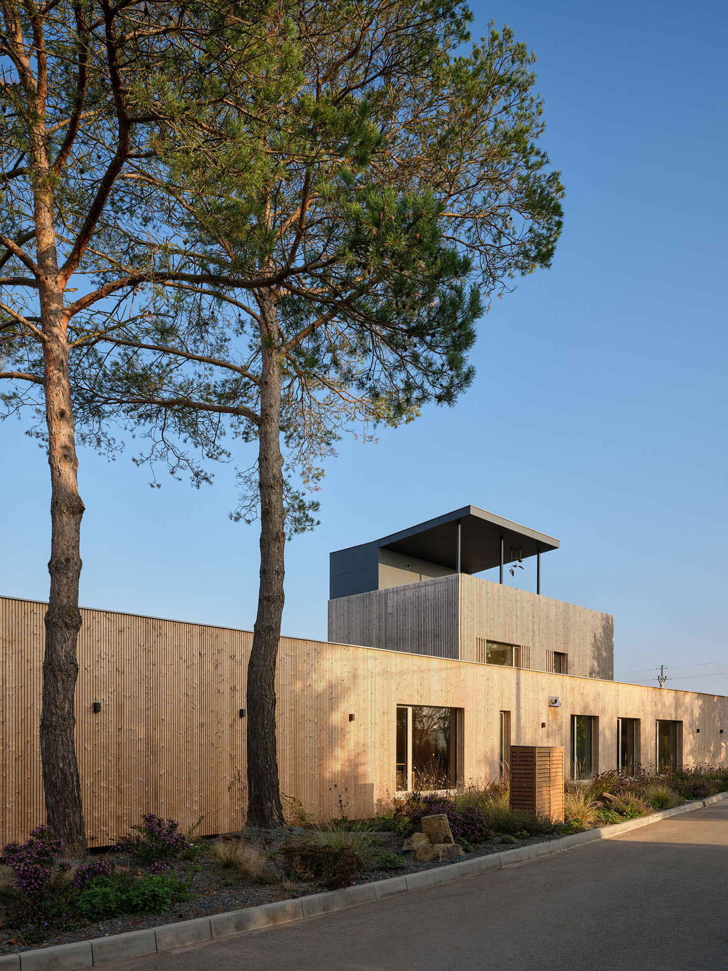 Rodinný dům a sídlo firmy Eko Modular hned vedle sebe - vše z modulů.