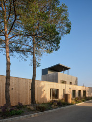 Rodinný dům a sídlo firmy Eko Modular hned vedle sebe - vše z modulů.