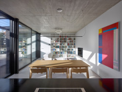 Architekti chtěli v interiérech dosáhnout vzdušnosti, zde k tomu pomáhá prosklená stěna. (Rodinný dům v Řepích, Stempel & Tesař architekti)