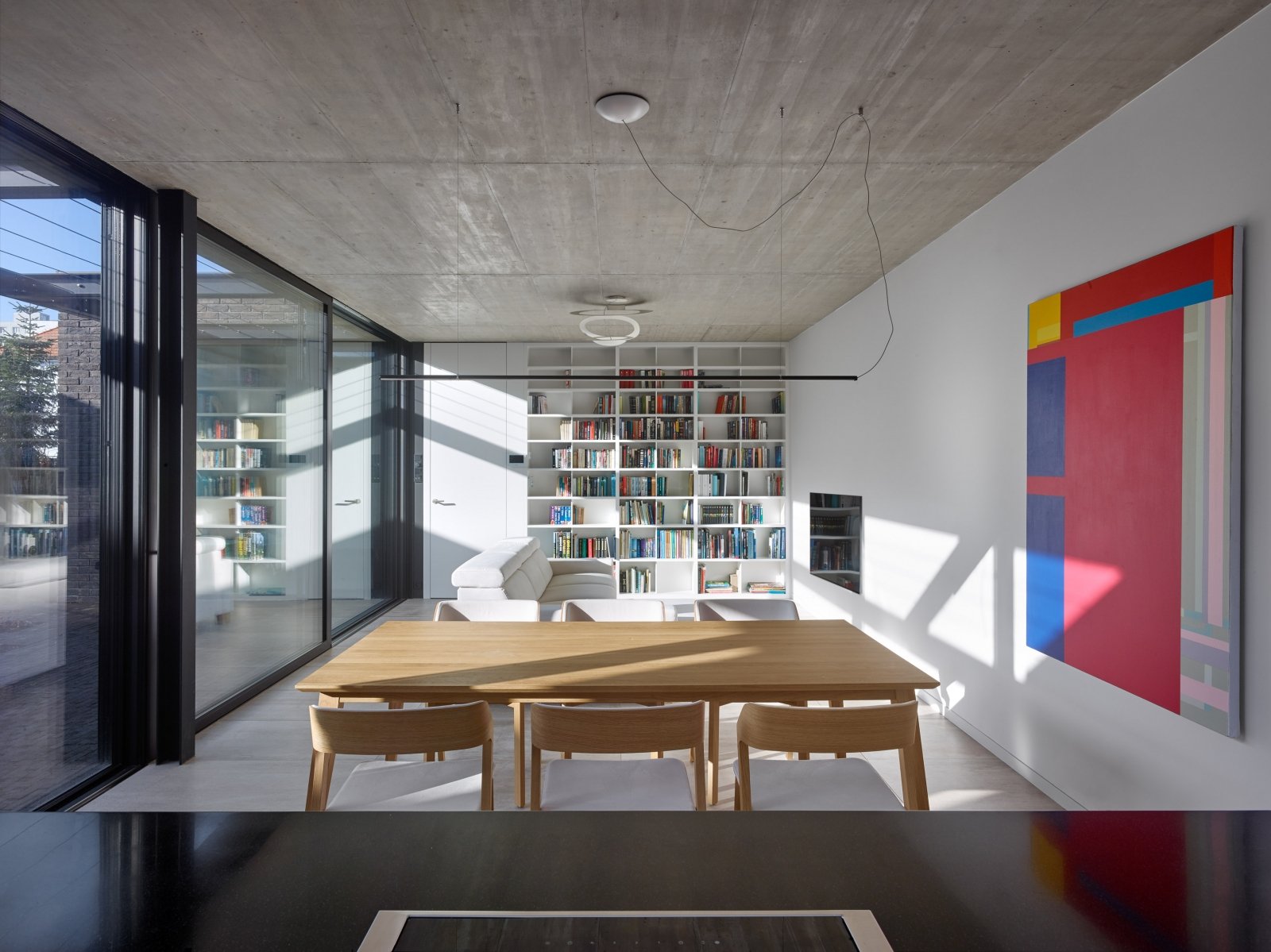 Architekti chtěli v interiérech dosáhnout vzdušnosti, zde k tomu pomáhá prosklená stěna. (Rodinný dům v Řepích, Stempel & Tesař architekti)