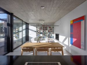 Architekti chtěli v interiérech dosáhnout vzdušnosti, zde k tomu pomáhá prosklená stěna. (Rodinný dům v Řepích, Stempel & Tesař architekti)