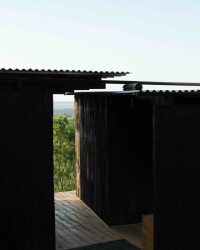 Terasa nabízí skvělý prostorový zážitek, výhledy, ale vytváří i venkovní krytý komunikační i pobytový meziprostor.