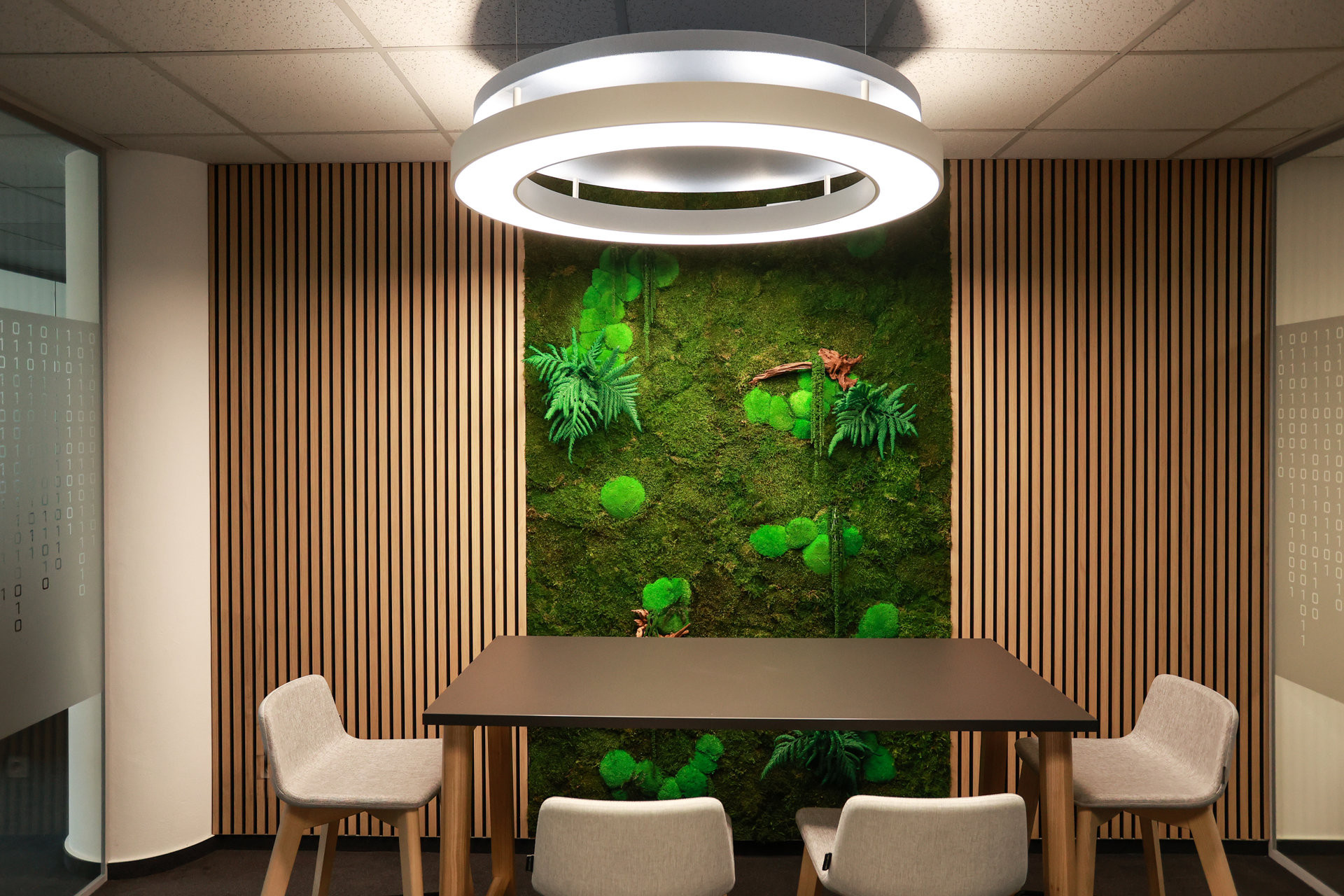 Mechové stěny a obrazy od Jungle Interiors