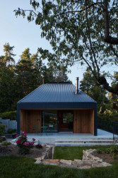 Zastavěná plocha chaty v Posázaví je jenom 46 metrů čtverečních. (Chata v Posázaví, Atelier Hajný)