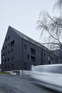 Fasáda z opalovaného dřeva lépe odolá horským podmínkám. (Bytový dům Krušec, monom)